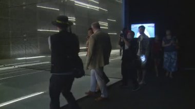 Fuar Tv çocuklar ile fotoğraf makinesi için gösterilen Litvanya pavilion Kılavuzu