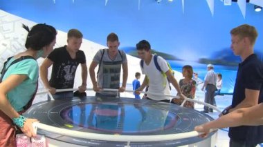 Gençler Almanya Expo 2017 yılında denge bulmaya çalışırken ilginç bir araç üzerinde