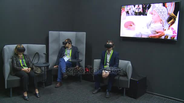 仮想現実のヘッドセットの眼鏡を持つ訪問者人々 を楽しむショーと女性ガイド — ストック動画