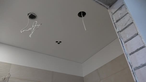 Onvoltooide badkamer in huis appartement nieuwbouw. Ladder en tegels — Stockvideo