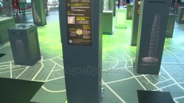 Bilgisayar grafik ekipman ve büyük yuvarlak ayna sergi tavanda görüşlerini