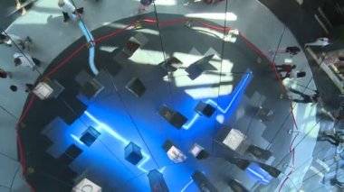 Büyük yuvarlak ayna bilgisayar lazer grafik yükleme ile bakarak insanlar