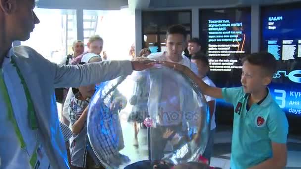 Adulto e crianças pessoas tocam esfera de esfera de plasma com raios de energia elétrica — Vídeo de Stock