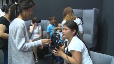 Çocuk kazak insanların sanal gerçeklik Vr kulaklık Expo 2017 yılında gözlük