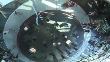 büyük ayna ve Fuar ziyaretçi insanlar sergi alanı tavana yansıtır