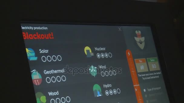 Hand aanraken interactieve scherm van hernieuwbare energieproductie — Stockvideo