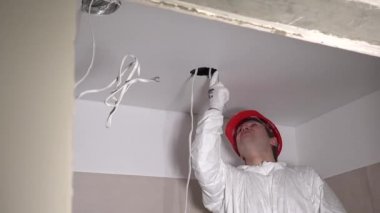 Tasarımcı adam delik tavan Alçıpan elektrik tesisatı için yapma