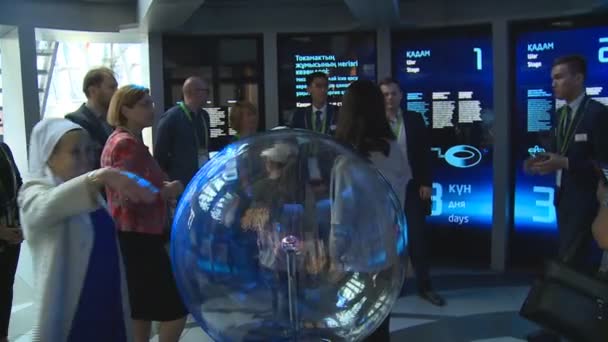 Senior kazakh woman touch plasma ball sphere with electricity power rays — Stock Video