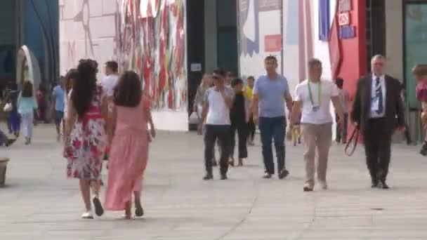 Mensen lopen buiten aan de internationale tentoonstelling Expo 2017. Statische timelapse — Stockvideo