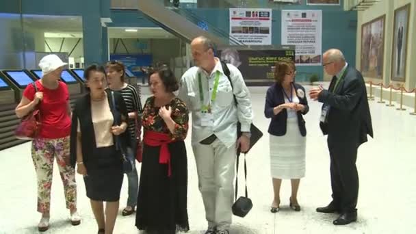 Besökare personer i hallen av National Museum of Republiken Kazakstan. — Stockvideo