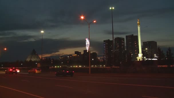 Architecture moderne et rue de la capitale de la République du Kazakhstan la nuit — Video