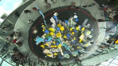 Turist insanlar Expo sergi alanı tavanda büyük yuvarlak ayna üzerinde görünür