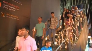 Güneş Enerji düzeyinde Expo 2017 sergide yürüyen aşağıda ziyaretçi insanlar