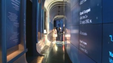 Turist insanlar uzay istasyonu koridordan yürümeye. astronautical Sergisi