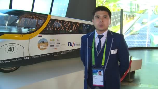 Гид, показывающий прототип автомобиля с солнечными батареями — стоковое видео