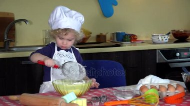 Kız güzel çocuk Şef şapkanı ve un ile oynamak