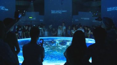 Almanya pavilion etkileyici renkli lazer 3d görselleştirme seyreden