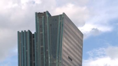 İnsanlar ve modern binalar ve insanların Kazakistan başkenti Astana