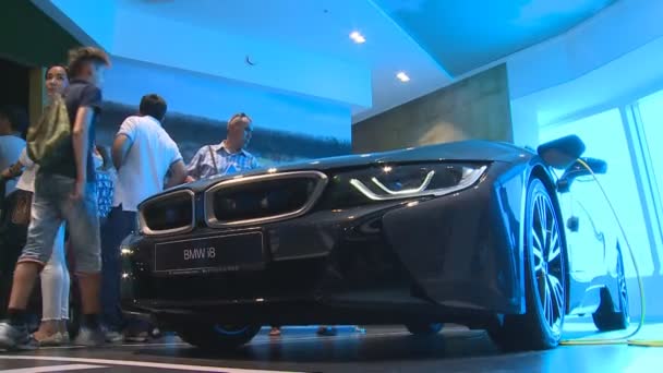 Hybrid Bmw i8 bil bil och besökaren människor i Tyskland paviljong på Expo — Stockvideo