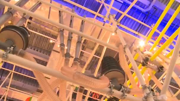 Хлопчик тягти мотузку рядок у сучасних майданчик в Австрії Експо 2017 павільйон — стокове відео
