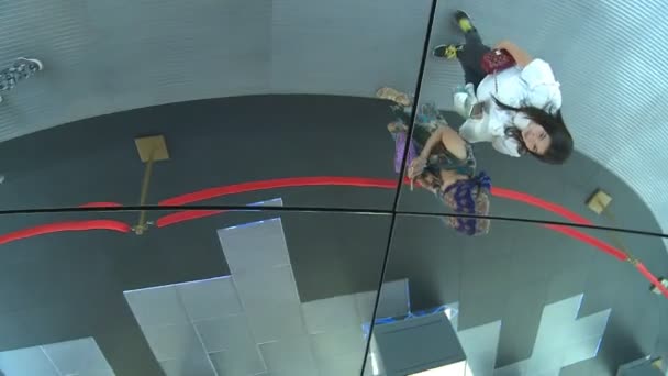 Mensen zien een reflectie op ronde spiegel op tentoonstelling ruimte plafond in Expo 2017 — Stockvideo