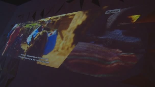 Sluneční sluneční energie panely využití prezentace ve velké obrazovce v arabských pavilon — Stock video