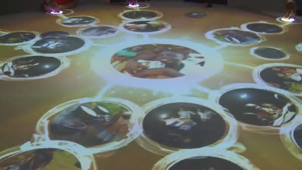 Tentoonstelling bezoekers mensen gebruik maken van interactieve ronde bord in Kazachstan paviljoen — Stockvideo