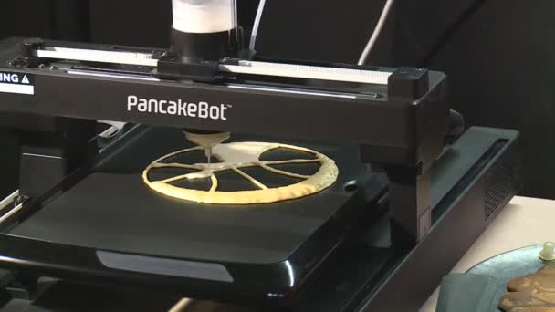 Pancakebot 3d εκτυπωτή Ψήστε Πανκέικ στη Λιθουανία περίπτερο στην έκθεση Expo 2017 — Αρχείο Βίντεο