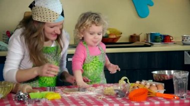 Sevimli kız annesiyle hamur metal form içeren tanımlama bilgileri için kesmek