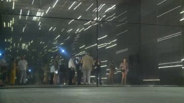 Ayna ve lazer Oda ziyaret edenler insanlarla Expo Litvanya pavilion.