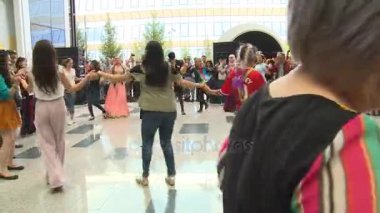 Seyirci insanlar mutlu dansçılar daire katılmak