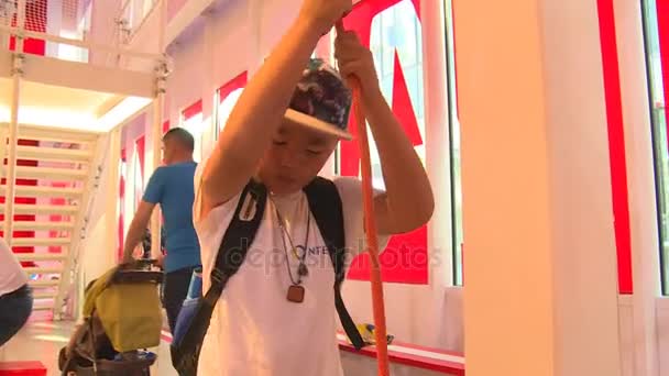 Мальчик дергает веревку на современной детской площадке в Австрии ЭКСПО-2017 — стоковое видео