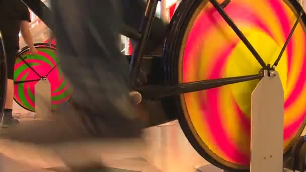電気を生成するカラフルな静的な自転車をこぐ足 — ストック動画