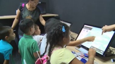 Etkileşimli bilgisayar ekranı dokunmadan kazak çocuk