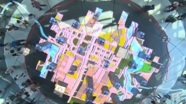 Bilgisayar grafik gösterim sergi büyük yuvarlak ayna ve ziyaretçiler insanlar üzerinde