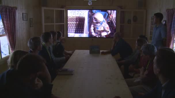 Відвідувачів люди дивляться презентацію про Сонячний Cонячний панелі площині — стокове відео