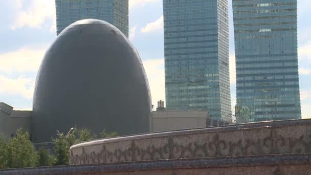 Edificios de diseño moderno y elegante en la nueva capital astana de Kazajstán — Vídeos de Stock