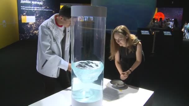 Kavkazský žena spin zpracovávat a vody whirlpool vzestupu v průhledné trubice — Stock video