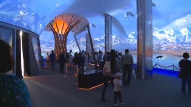 Modern ağaç ve yumurta ve dağ projeksiyonlar ile ziyaret köşk insanlar