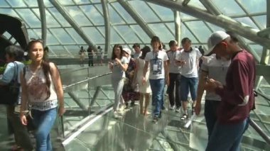 Üst kat düzeyinde Expo 2017 sergide ziyaretçi insanlar yürümek