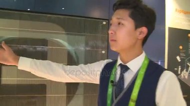 Erkek Rehberi gösteren kuvvetli rüzgar gösteri stand ziyaretçi insanlar için