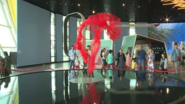 Rüzgar sanat yükleme Çeşmesi. Rüzgarda uçan başörtüsü.