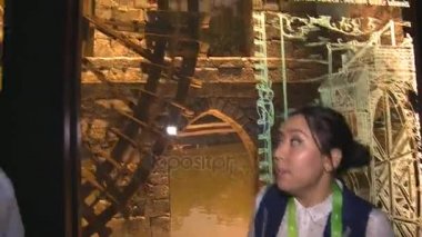 Kadın Kılavuzu kadın göstermek retro su değirmeni çalışma prensibi