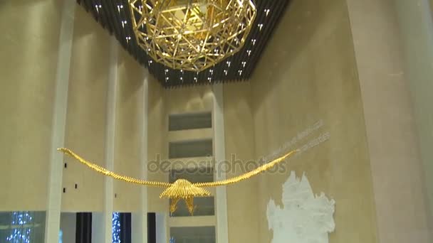 Golden bird and ball hang in hall of National Museum of Republic of Kazakhstan — Stock Video