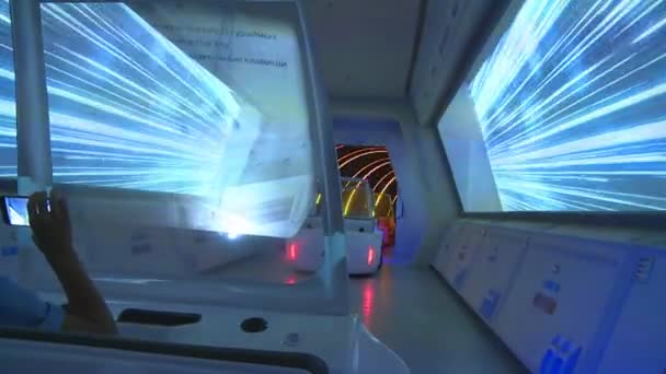 Ung kille i rymden maskin bil universum rymdteknik utställning paviljongen — Stockvideo