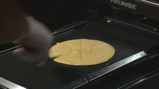 Ruční převrátit palačinka zapečená na 3d tiskárně pancakebot v Litvě pavilon — Stock video
