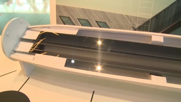 Moderno modelo de turbina de vibração eólica stand na Expo 2017 — Vídeo de Stock