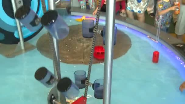 Många besökare i vatten ström lekplats med olika utrustning — Stockvideo