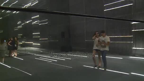 Ζευγάρι περπάτημα λέιζερ εγκατάσταση περίπτερο και άλλα τουριστικά άτομα απολαμβάνουν θέα — Αρχείο Βίντεο