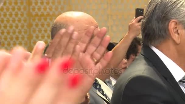 Visitantes sorridentes felizes as pessoas aplaudem aplausos perto do pavilhão da Tailândia em Expo — Vídeo de Stock